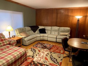 Smart TV - ATV TrailCamp: The King Crib-- Just seconds from HMT Pocahontas Trailhead! (Bramwell)