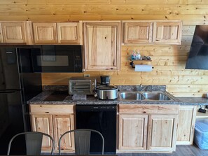 Mikrobølgeovn, ovn, kokeplater og oppvaskmaskin