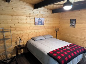2 bedrooms, free WiFi, bed sheets - ATV TrailCamp: Kelly's Quarters-- Just seconds from the HMT Pocahontas Trailhead! (Bramwell)