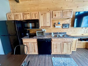 Refrigerador, microondas, placa de cocina, lavavajillas