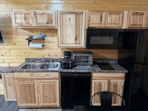 Frigorífico, microondas, placa de cocina y lavavajillas