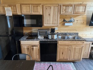 Fridge, microwave, stovetop, dishwasher - ATV TrailCamp: Larne's Lodge-- Just seconds from the HMT Pocahontas Trailhead! (Bramwell)