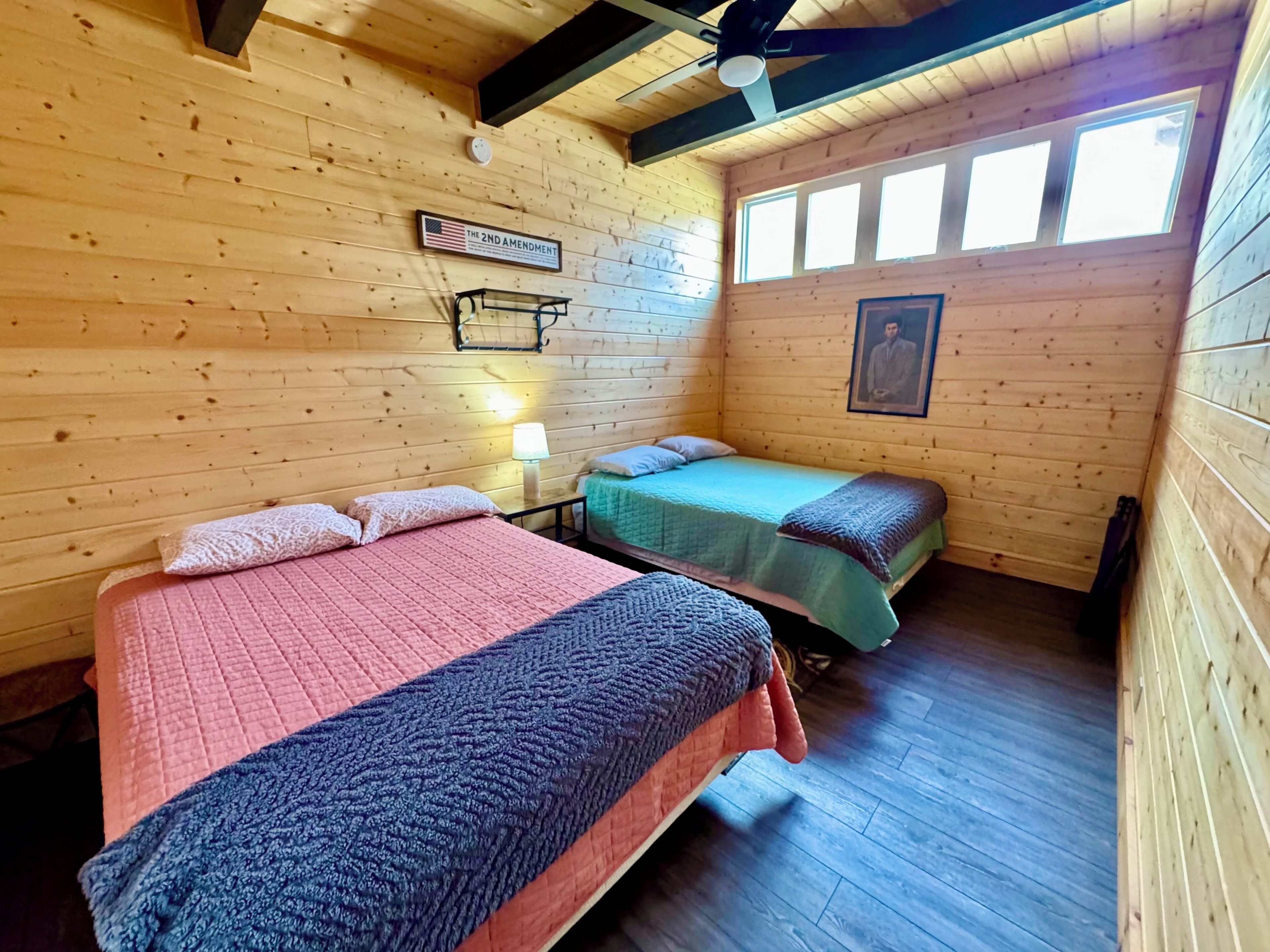 2 多间卧室、免费 WiFi、床单