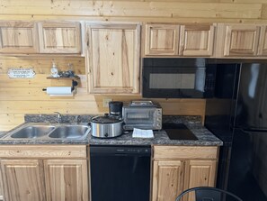 Kjøleskap, mikrobølgeovn, kokeplater og oppvaskmaskin