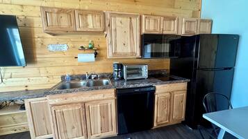 Fridge, microwave, stovetop, dishwasher