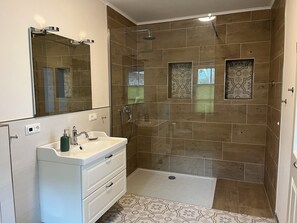 Douche, serviettes fournies, savon, papier toilette
