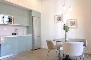 Kühlschrank, Mikrowelle, Ofen, Geschirrspüler