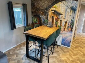 Chalet | Dining - Charming Chalet With Spacious Enclosed Garden (Hippolytushoef)