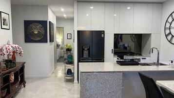 Refrigerador, microondas, horno y parrilla de estufa