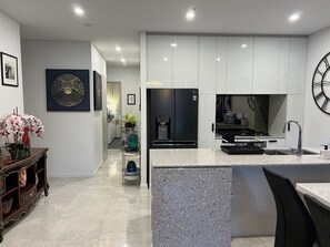 Refrigerador, microondas, horno y parrilla de estufa 