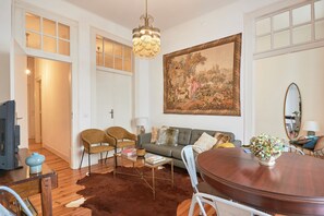 Lejlighed | Stue | 32-tommers fladskærms-tv med kabelkanaler