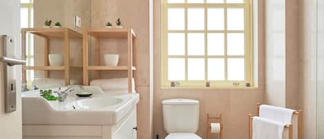 Appartement | Salle de bain | Séchoir à cheveux, serviettes fournies, savon, shampooing