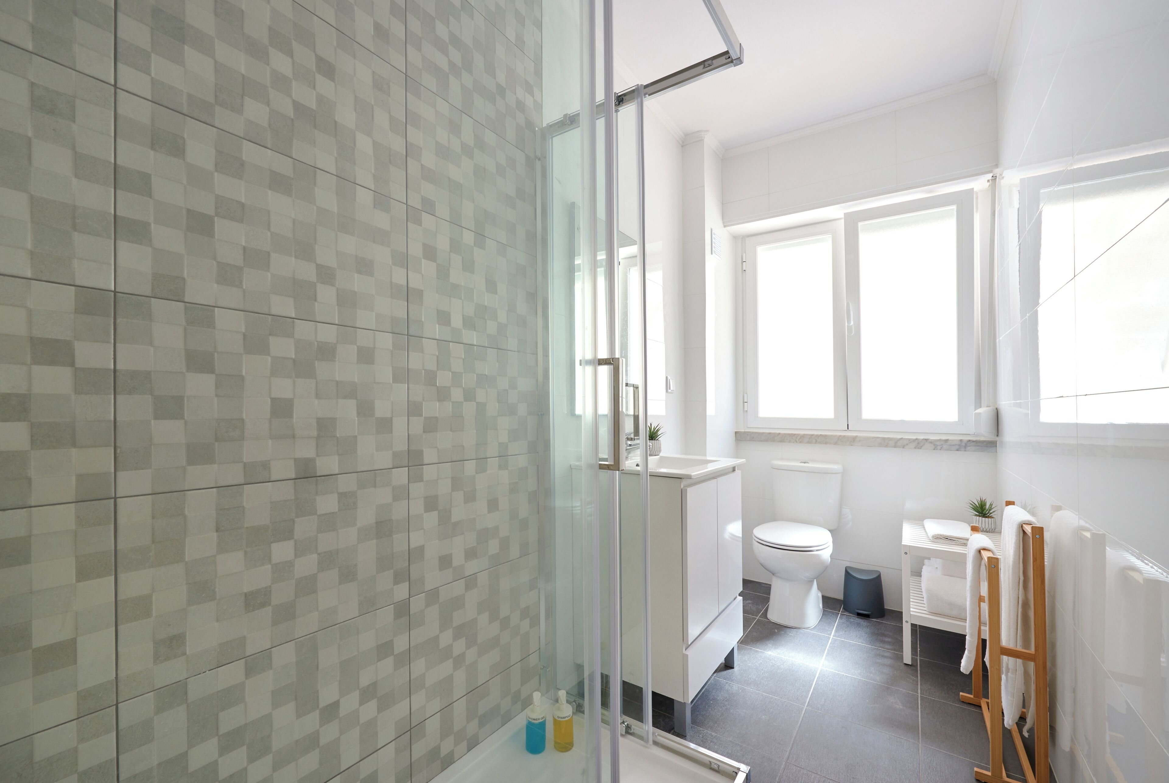 Apartment, 2 Bedrooms | Bathroom | Towels