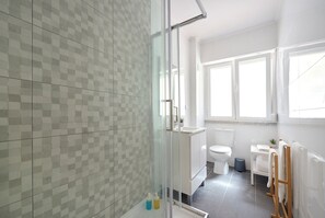 Apartment, 2 Bedrooms | Bathroom | Towels