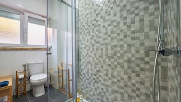 Apartment, 2 Bedrooms | Bathroom | Towels