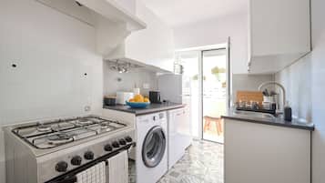 Apartamento, 2 habitaciones | Cocina privada | Frigorífico, microondas, horno y placa de cocina