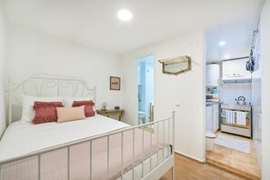 2 bedrooms, free WiFi - Idyllic Light-Filled Alfama Apt, By Timecooler (Lisbon)
