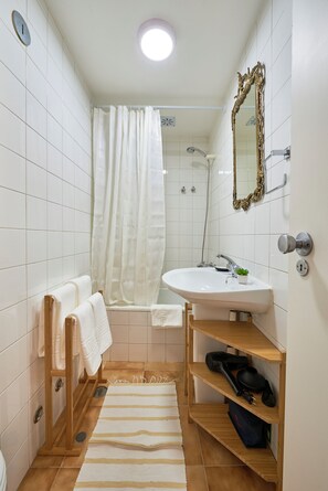 Bathroom - Idyllic Light-Filled Alfama Apt, By Timecooler (Lisbon)