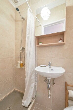 Apartment | Bathroom - Central, Comfy And Light-Filled Apt, By Timecooler (Lisbon)