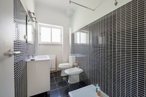 Bathroom - Sunset Balcony Apartment, By Timecooler (Lisbon)