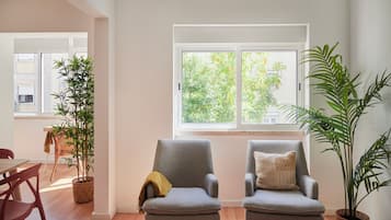 Appartement, 2 chambres | Salle de séjour | Télévision à écran plat