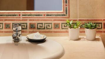 Apartment, 2 Bedrooms | Bathroom | Towels