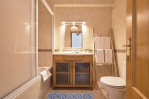 Appartement, 2 chambres | Salle de bain