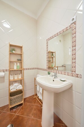 Apartment, 2 Bedrooms | Bathroom - Central & Sunny 2Br Apt Near Beach, By Timecooler (Setubal)