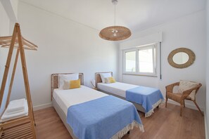 3 bedrooms, iron/ironing board, free WiFi - Sunset Bay View Renovated Apt, By Timecooler (Setubal)