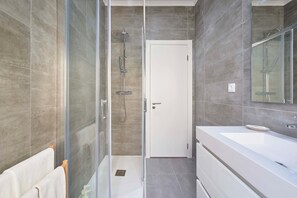 Bathroom - Spacious & Light Filled 4Br Apartment By Timecoler (Amadora)