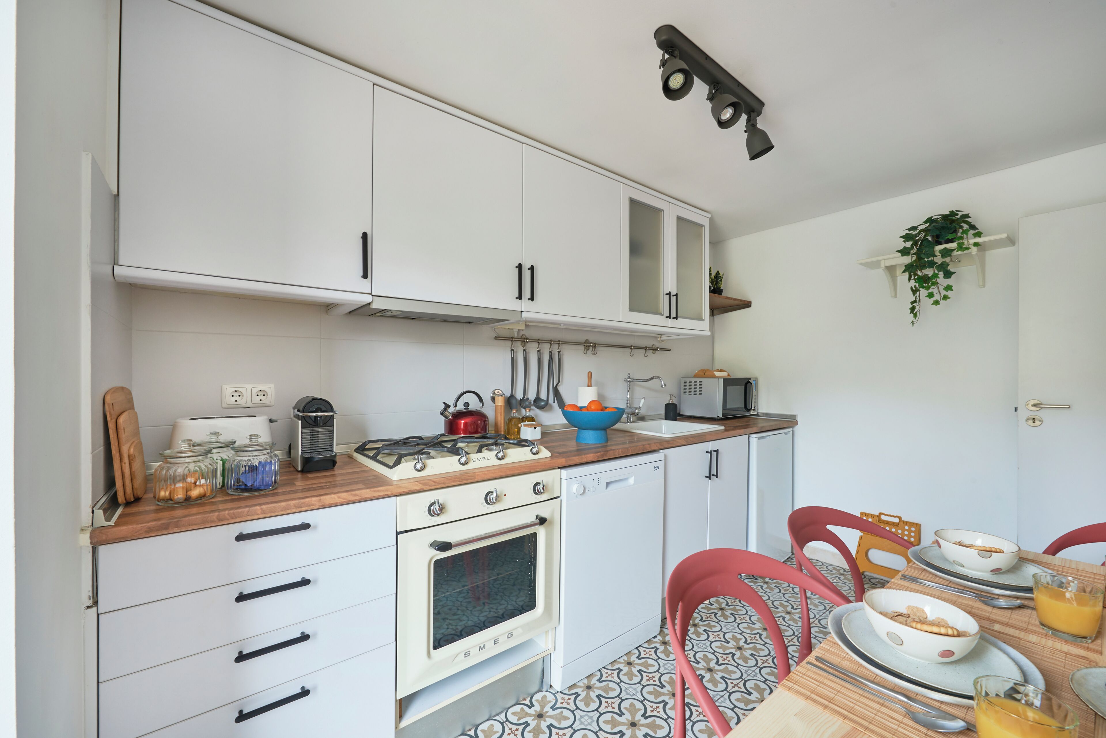Appartement, 2 chambres | Cuisine privée | Réfrigérateur, four à micro-ondes, un four, surface de cuisson