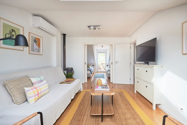 Appartement, 2 chambres | Salle de séjour | Téléviseur à écran plat