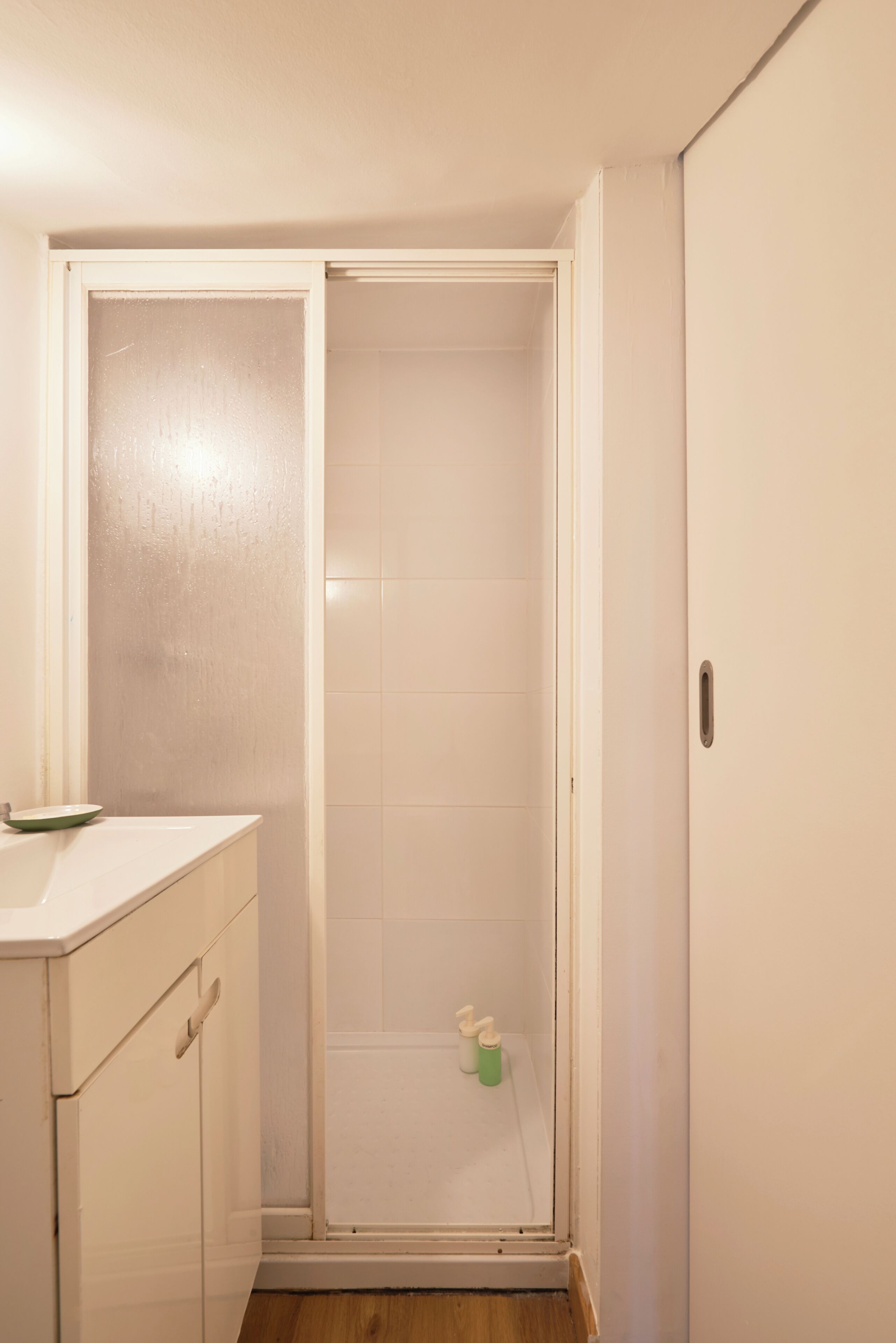 Ein Badezimmer mit Dusche, Toilette und Waschbecken.