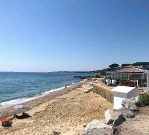 Ubicación cercana a la playa y tumbonas