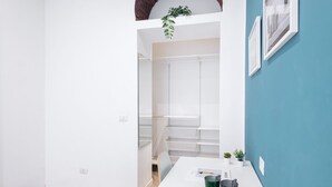Una cucina moderna con mobili bianchi, un piano di lavoro in legno e una parete di accent blu.