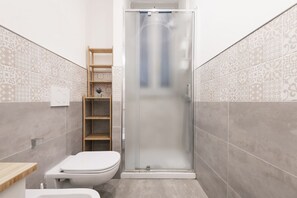 Een douche, een haardroger, een bidet, handdoeken