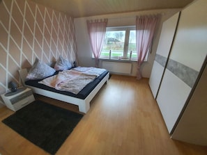 House | 3 bedrooms, individually furnished, iron/ironing board - Holiday Home Nordseegluck (Westerholt)