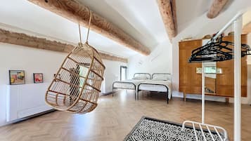 5 bedrooms, iron/ironing board, bed sheets