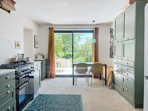 Fridge, microwave, oven, stovetop - 5 Bedroom Agritourism property in Entraigues-sur-la-Sorgue (Entraigues-sur-la-Sorgue)