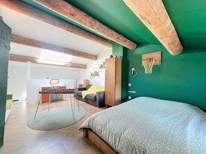 5 bedrooms, iron/ironing board, bed sheets - 5 Bedroom Agritourism property in Entraigues-sur-la-Sorgue (Entraigues-sur-la-Sorgue)