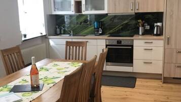 House | Private kitchen | Oven, electric kettle, toaster, highchair