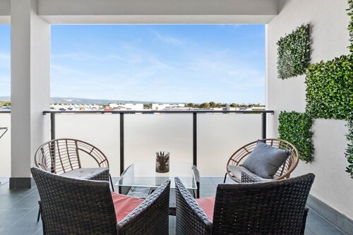 Lightview Oasis- Modern 2BR Apt- WiFi & Parking