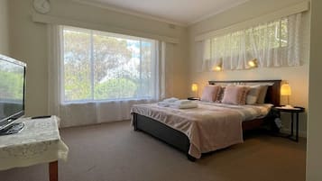 3 bedrooms, iron/ironing board, WiFi, bed sheets