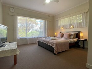 3 bedrooms, iron/ironing board, WiFi, bed sheets