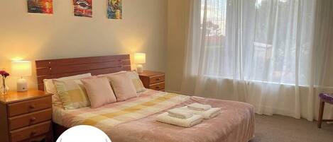 3 habitaciones, tabla de planchar con plancha, wifi y ropa de cama