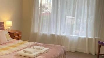 3 bedrooms, iron/ironing board, WiFi, bed sheets