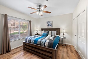 1 室のベッドルーム、デスク、アイロン / アイロン台、WiFi (無料)