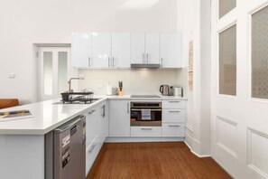 Fridge, microwave, oven, stovetop - Timeless CBD Sanctuary - 1BR - Heart of Adelaide (Adelaide)
