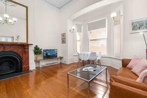 TV - Timeless CBD Sanctuary - 1BR - Heart of Adelaide (Adelaide)