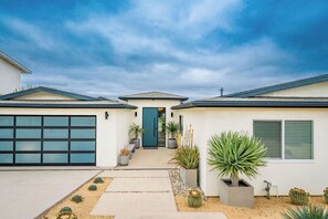 Exterior - Outdoor Paradise-Mt Soledad-Pool-Hot Sauna-Views! (San Diego)